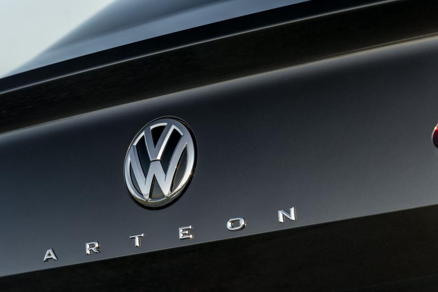 Логотип Volkswagen Arteon 4Motion Elegance 2017 года  (UK) (фото 12 из 41)